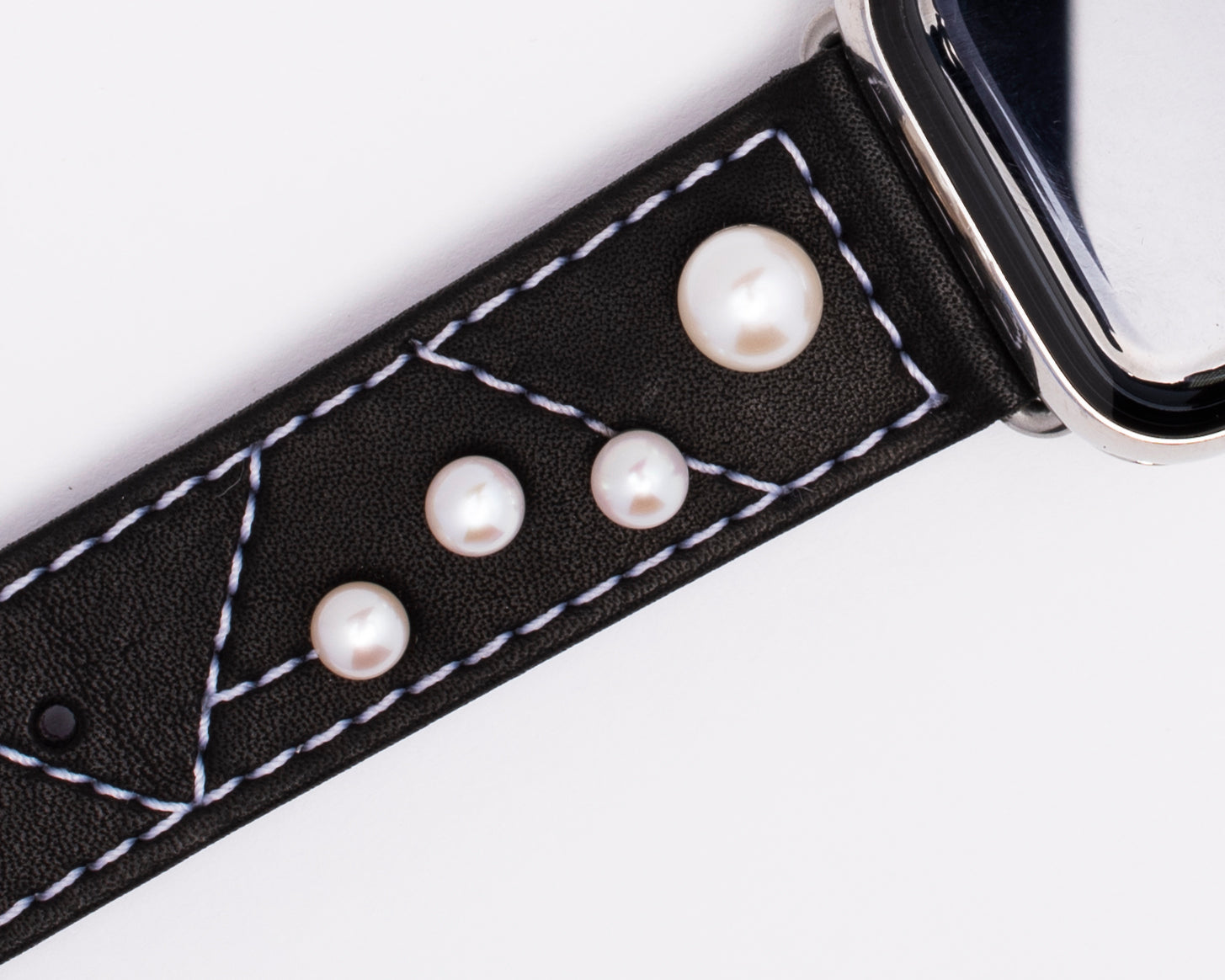 Sept Mers Apple Watch band pearl detail close-up on white background